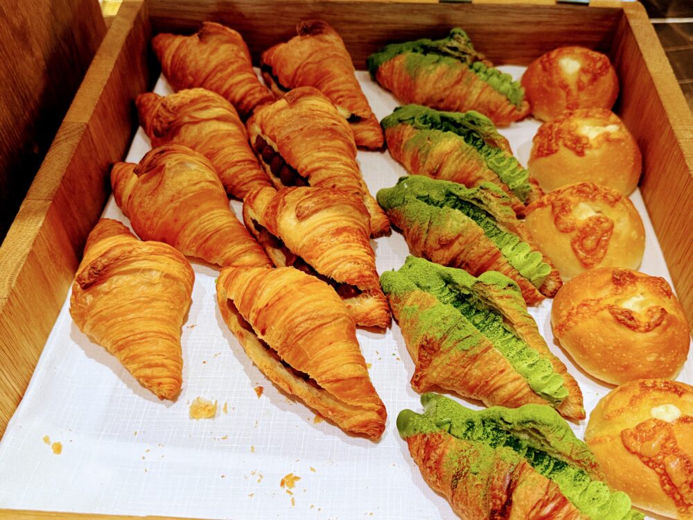 3種類のクロワッサン（プレーン、チョコレート、抹茶クリーム）