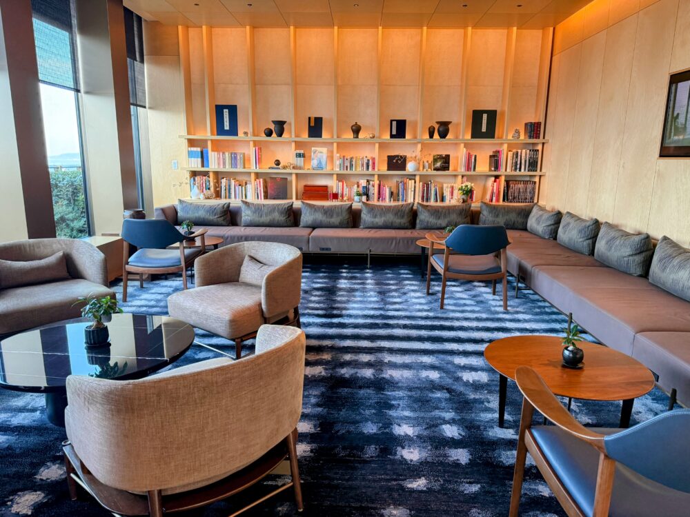 クラブラウンジ内のライブラリーエリア 本棚とソファ