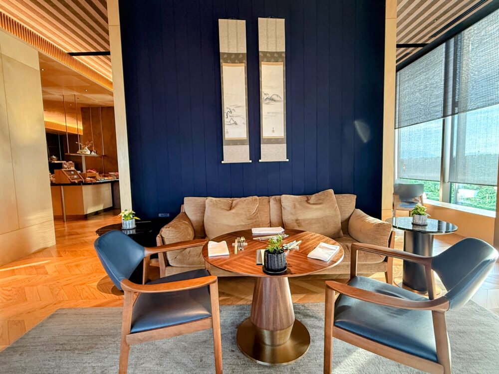 クラブラウンジのダイニングエリア 掛け軸や博多織のインテリア