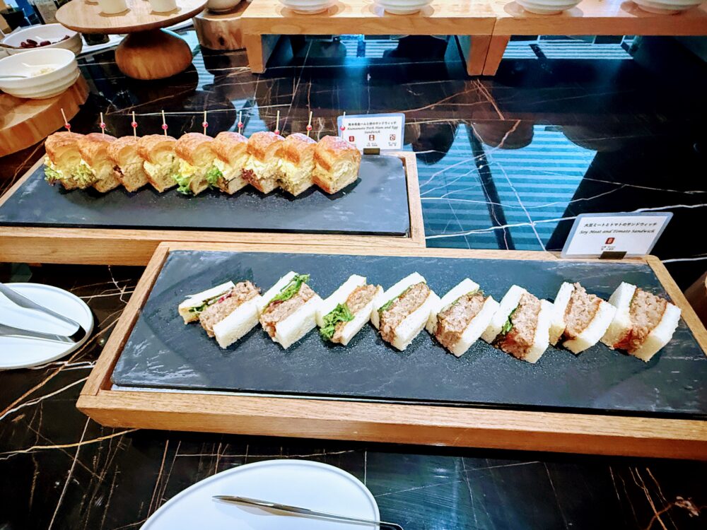 一口サイズで食べやすいミックスサンドウィッチ