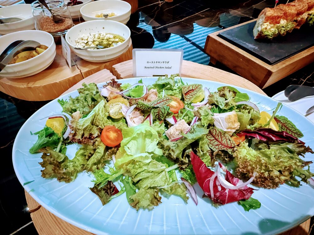 彩り豊かなローストチキンサラダ