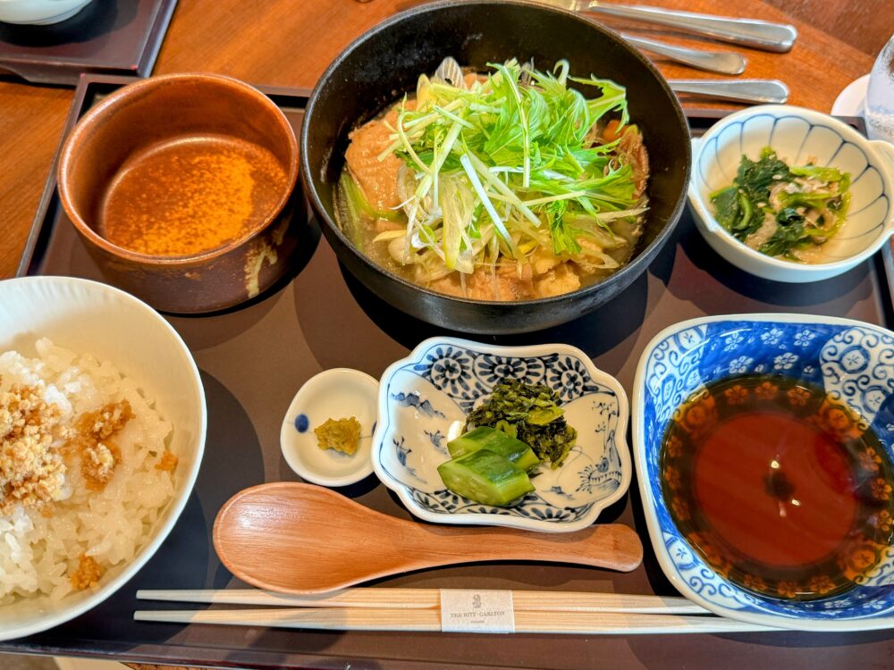 ランチシークレットメニューの水炊き御膳（ご飯、お漬物、ポン酢付き）