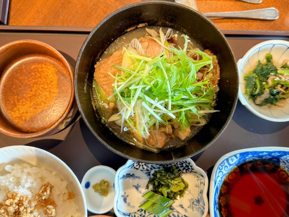 博多名物「水炊き」鶏肉とたっぷりのネギが入ったスープ