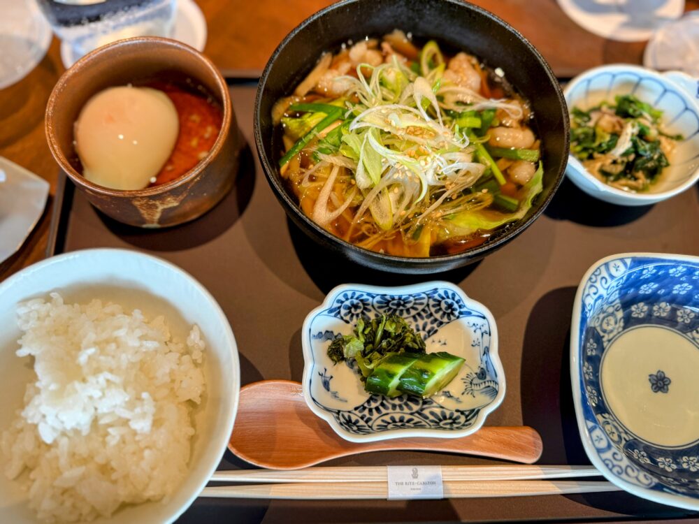 博多もつ鍋御膳の全体写真、ご飯、温泉卵、小鉢付き