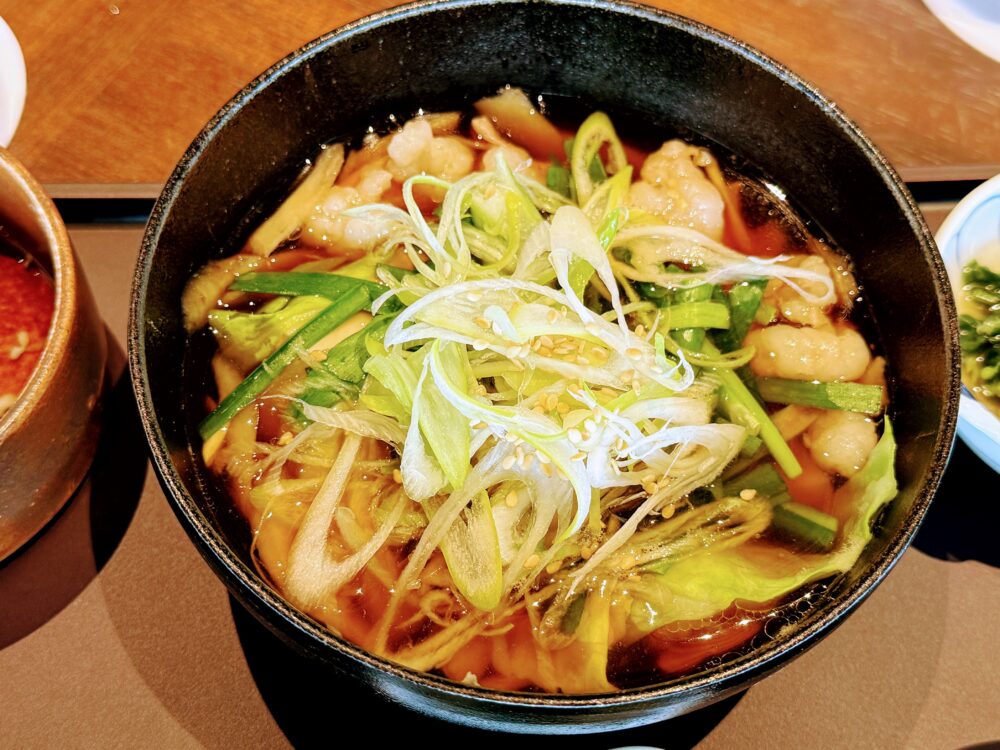 ランチシークレットメニューの「博多もつ鍋」プリプリのモツと野菜（キャベツ、ニラ）のアップ