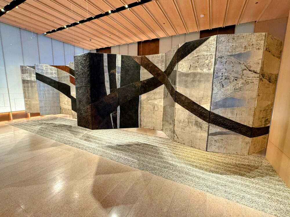 金箔と朱色が鮮やかな、エレベーターホールの豪華な屏風アート