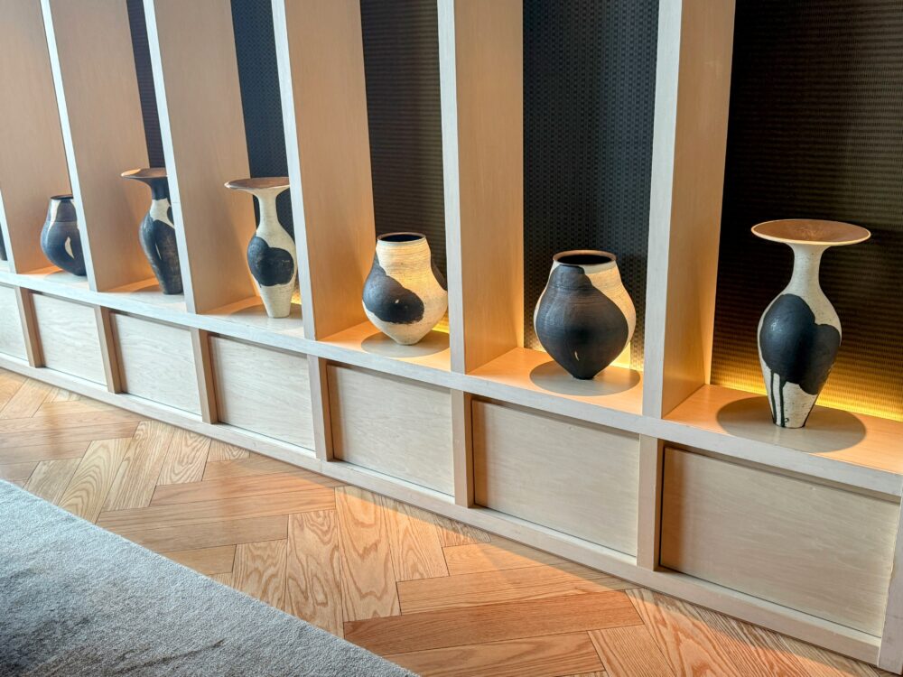 白と黒の模様が特徴的な土器（花瓶）のアート