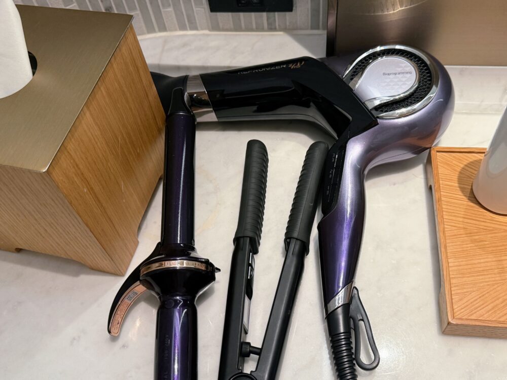 更衣室に用意された最高級美容家電。レプロナイザー27D Plus（ドライヤー）と、ヘアビューロンのカールアイロン、ストレートアイロン