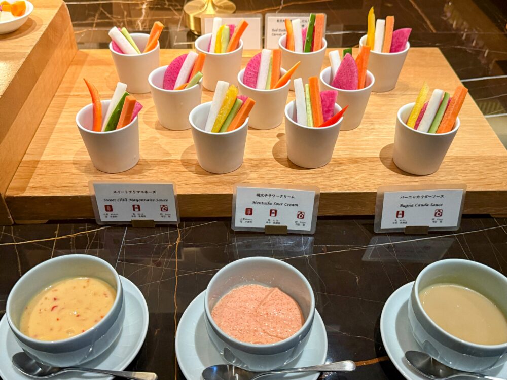 野菜スティックと各種ディップソース（明太子サワークリームなど）