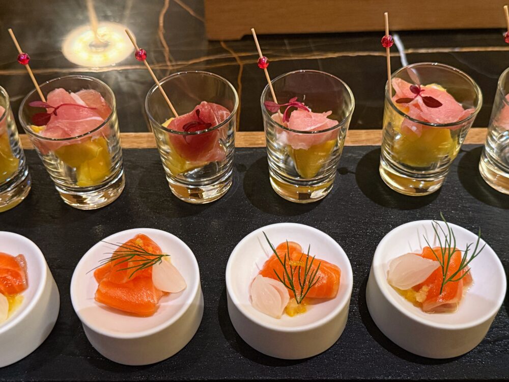 グラスに入ったみらいサーモンのマリネ柚子ドレッシングなど