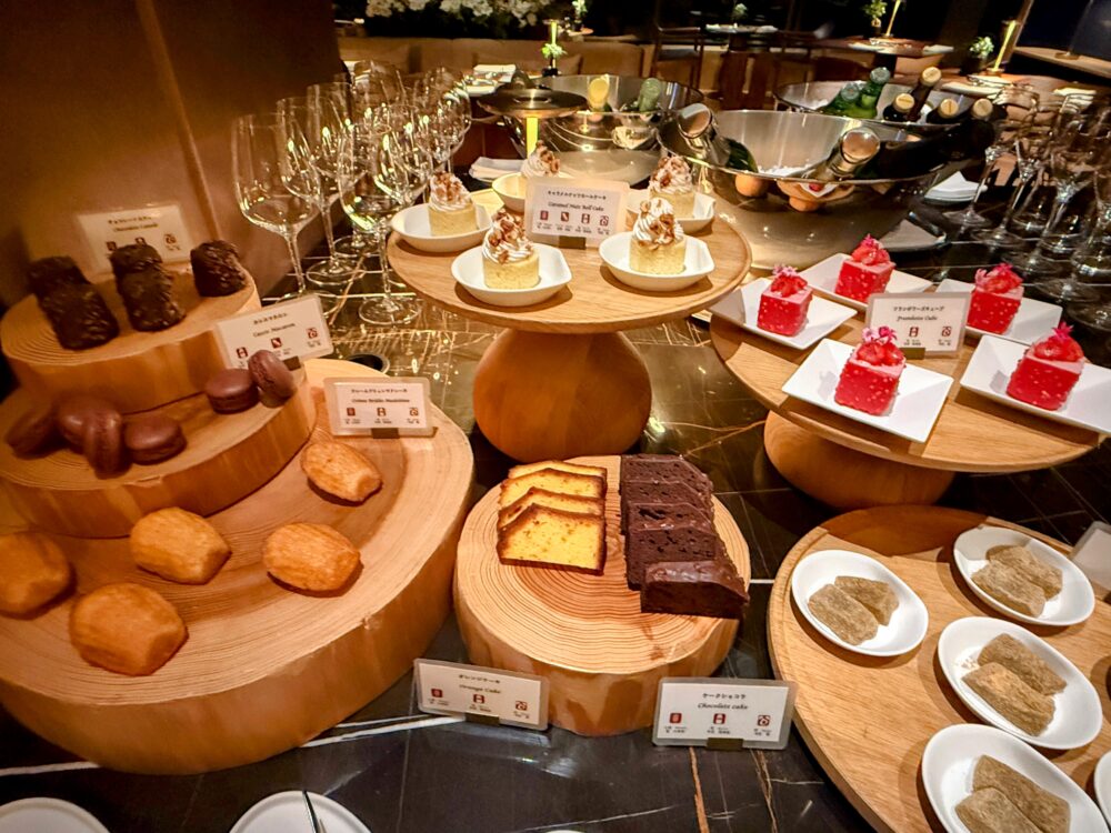 デザートビュッフェ台のケーキとわらびもちなど