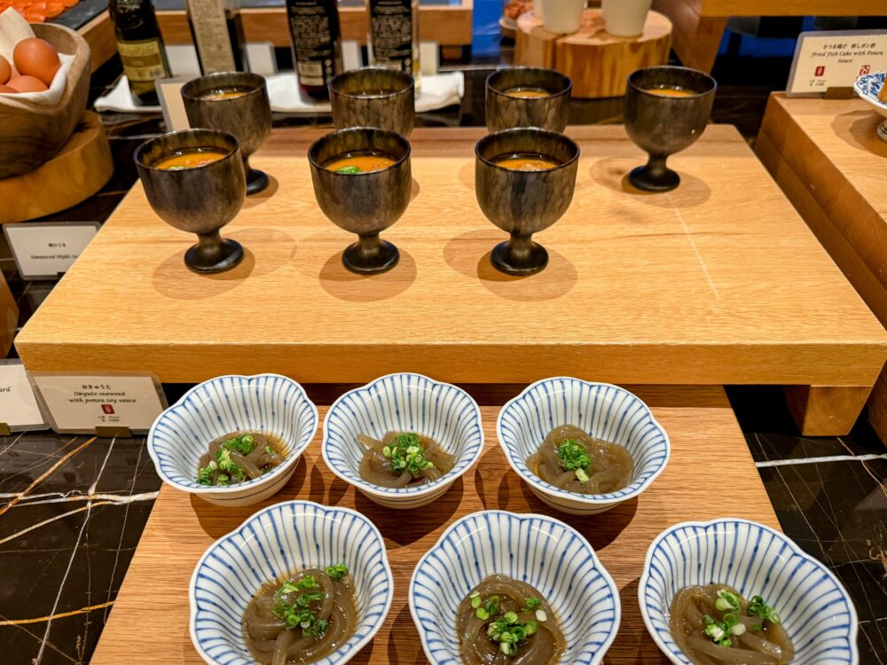 小鉢に入った「おきゅうと（海藻料理）」