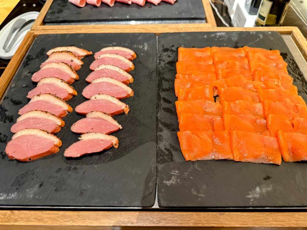 朝食ビュッフェのスモークサーモンと鴨のスモーク