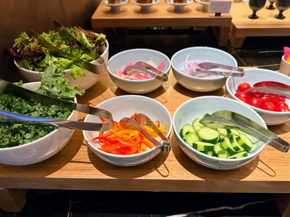 新鮮なレタスや彩り豊かな野菜が並ぶサラダバーコーナー