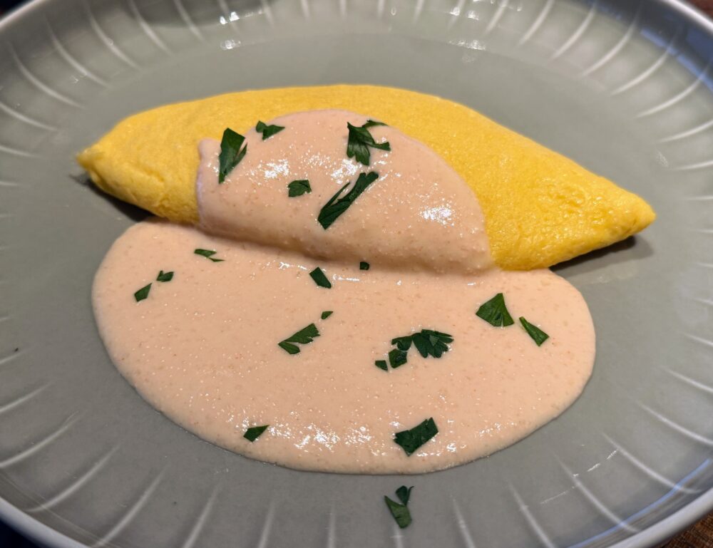 博多名物「明太子クリームソース」がかかったプレーンオムレツ