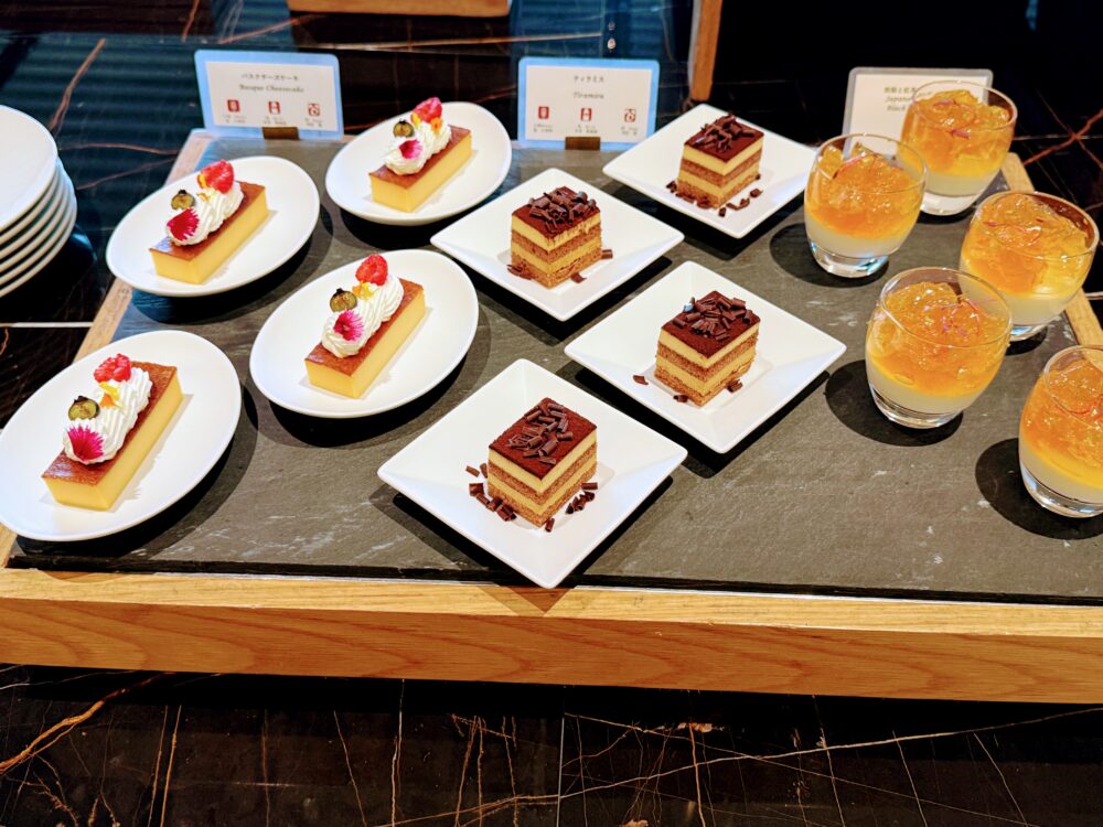 ランチタイムのデザート（ティラミス、バスクチーズケーキ、ゼリー）