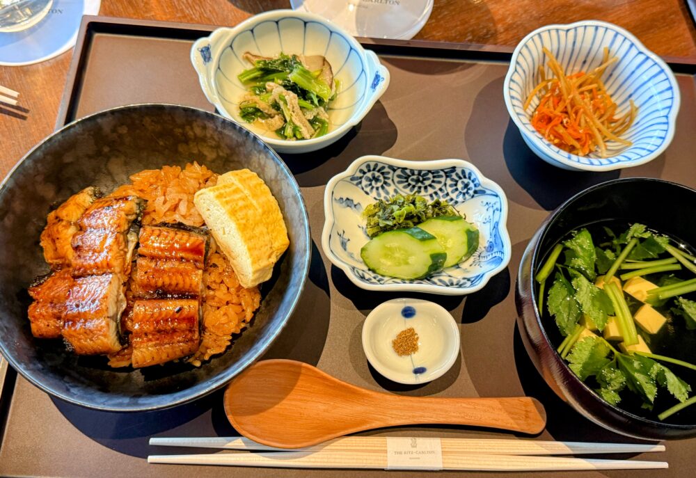 ランチ限定シークレットメニューのうな重、香ばしい鰻と厚焼き玉子、小鉢と吸い物付き（11:30–13:30）