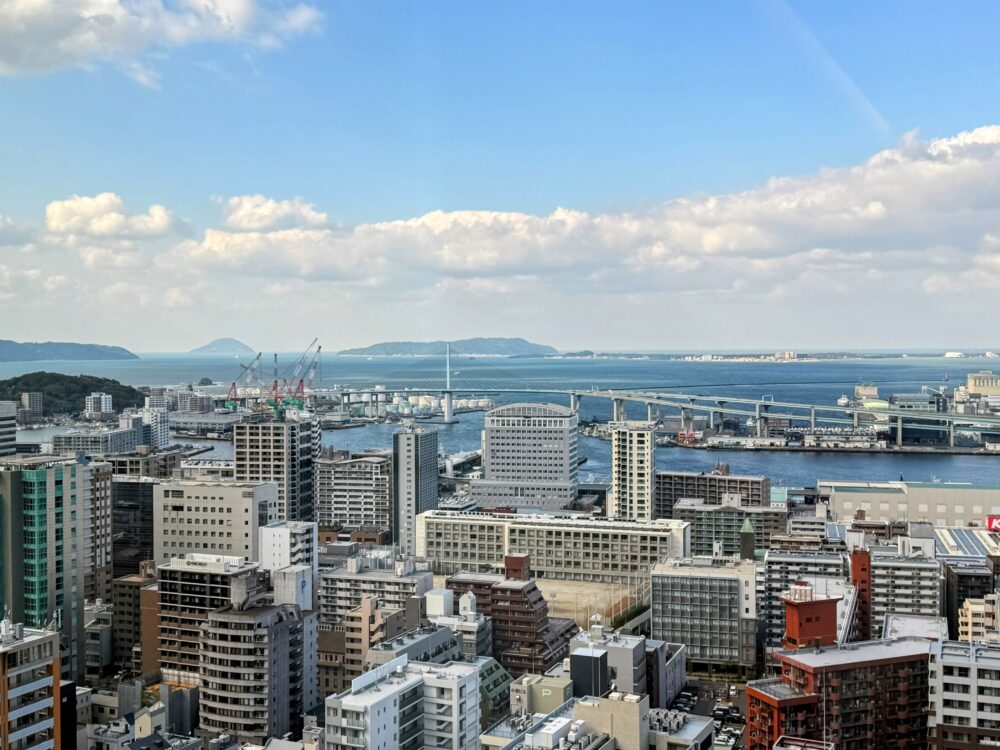 博多湾にかかる大きな橋（荒津大橋）と、穏やかな海を行き交う船。客室正面に広がる開放的なハーバービュー