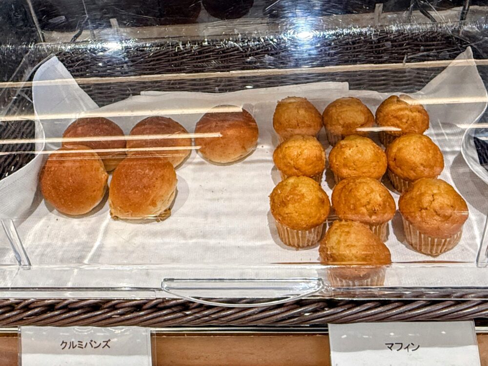 ショーケースに並べられたマフィンやクルミバンズなどのパン類。