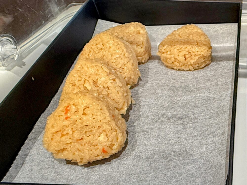 福岡のブランド鶏「華味鳥」を使用した、炊き込みご飯風のかしわおにぎり。