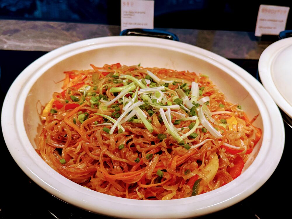 クラブラウンジのホットミールコーナーにある中華風焼きそば(フライドヌードル)。キャベツや人参などの野菜がたっぷり入っている。