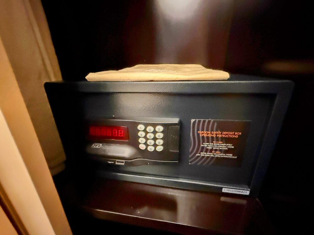 クローゼット内に設置されたデジタル式のセーフティーボックス(金庫)と、その上に置かれたランドリーバッグ。