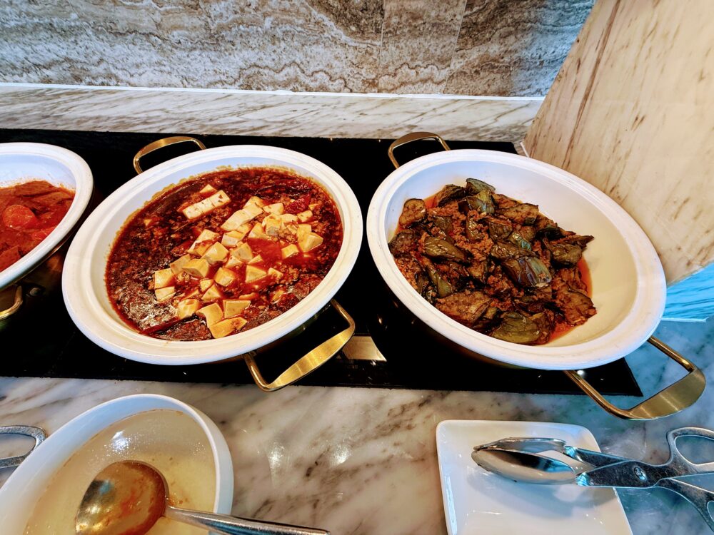 中華風のホットミール。たっぷりのソースで煮込まれた麻婆豆腐と、挽肉入りの茄子の炒め物(麻婆茄子)が並んでいる。