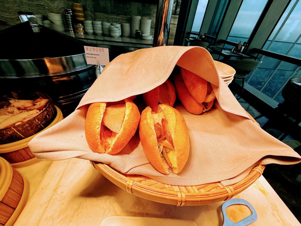 布で保温されたカゴに入ったベトナム風フランスパン(バインミー)。