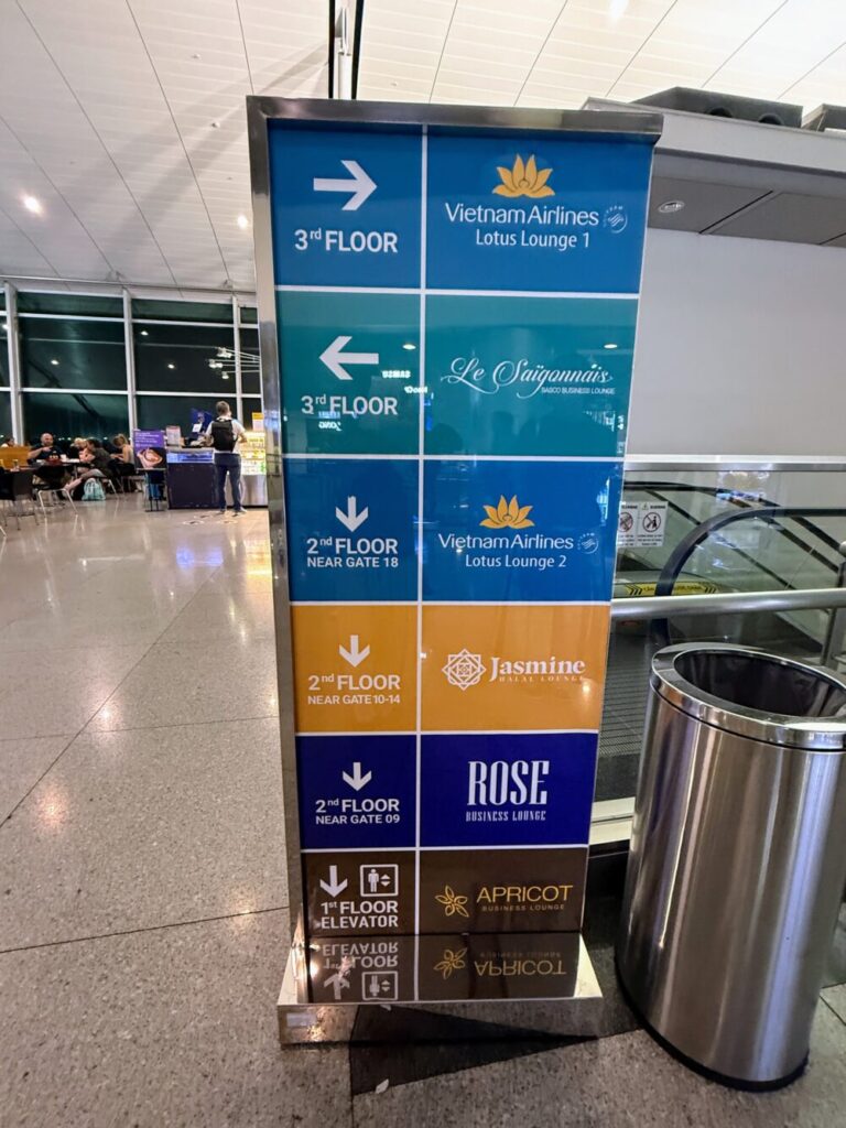 ホーチミン空港のラウンジ案内板。3階にロータスラウンジ1、2階にロータスラウンジ2があることが記載されている。
