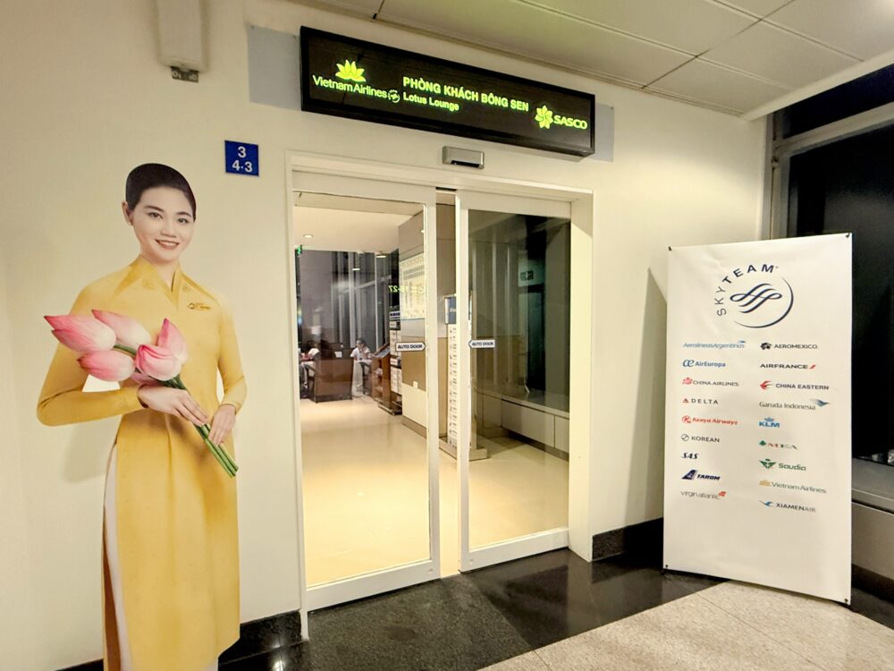 3階にあるベトナム航空ロータスラウンジ1のエントランス。入り口が広く、アオザイを着た女性のパネルが置かれている。