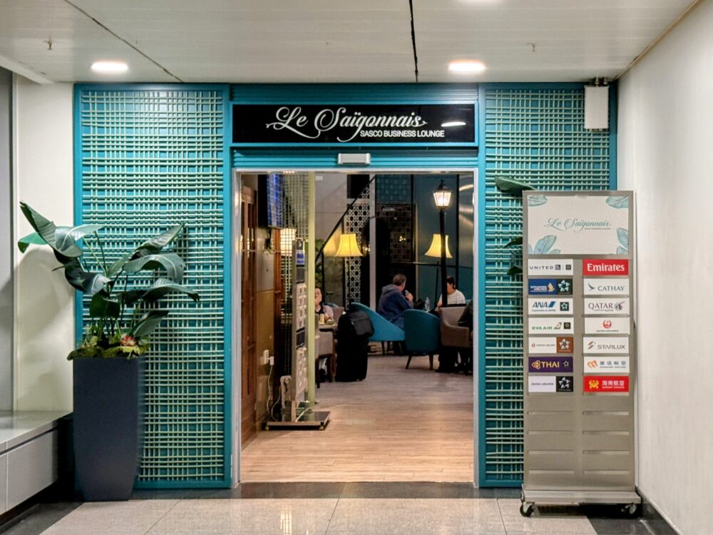 ホーチミン空港「ル・サイゴネーズ」の入り口。提携航空会社一覧の看板にANAのロゴが表示されている様子。