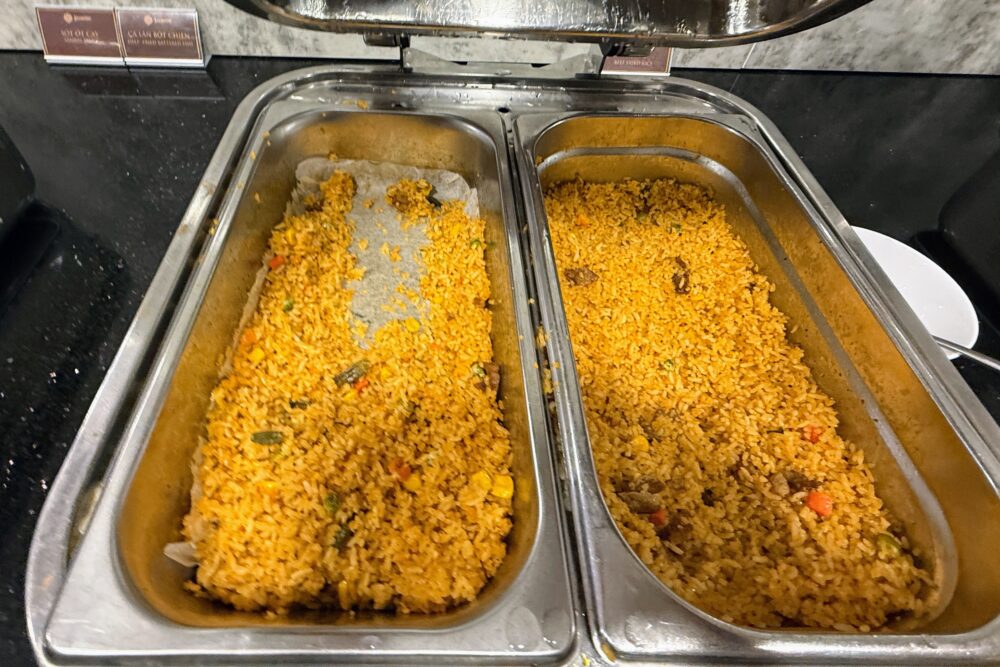 ビュッフェ形式で提供されている牛肉のチャーハン（Beef Fried Rice）。黄色がかったご飯に牛肉、コーン、グリーンピース、人参が混ざっている。