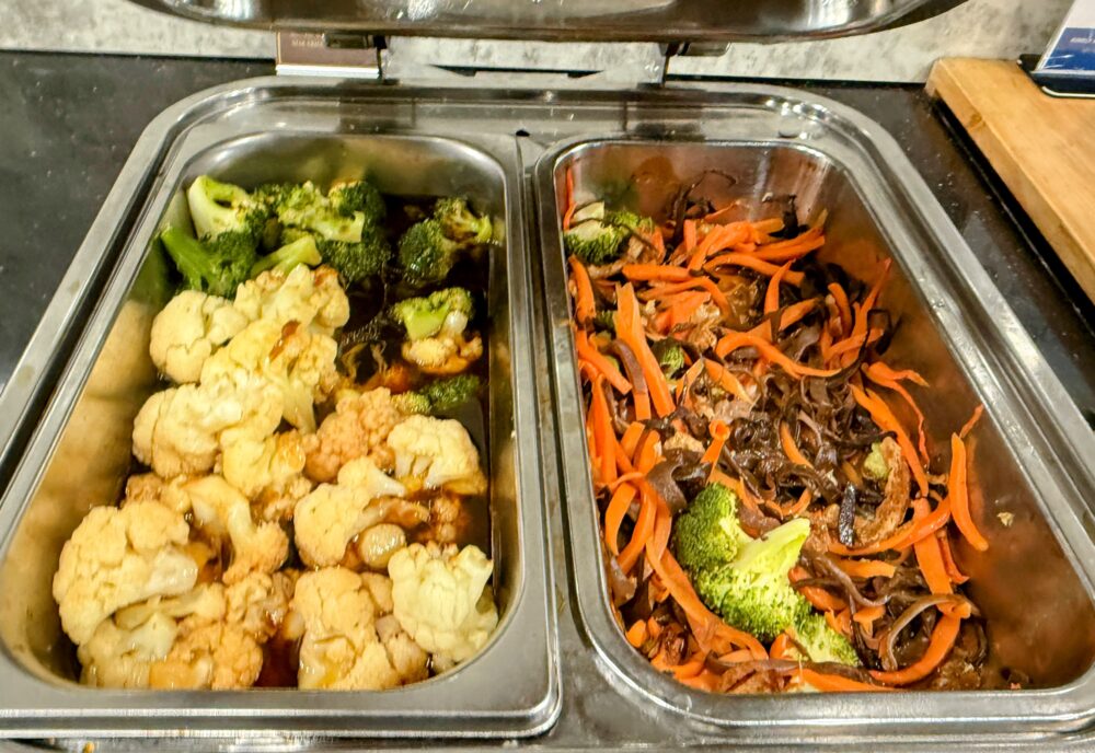 ブロッコリーやカリフラワーの温野菜と、キクラゲや人参の千切り炒め。ヘルシーな野菜メニュー。