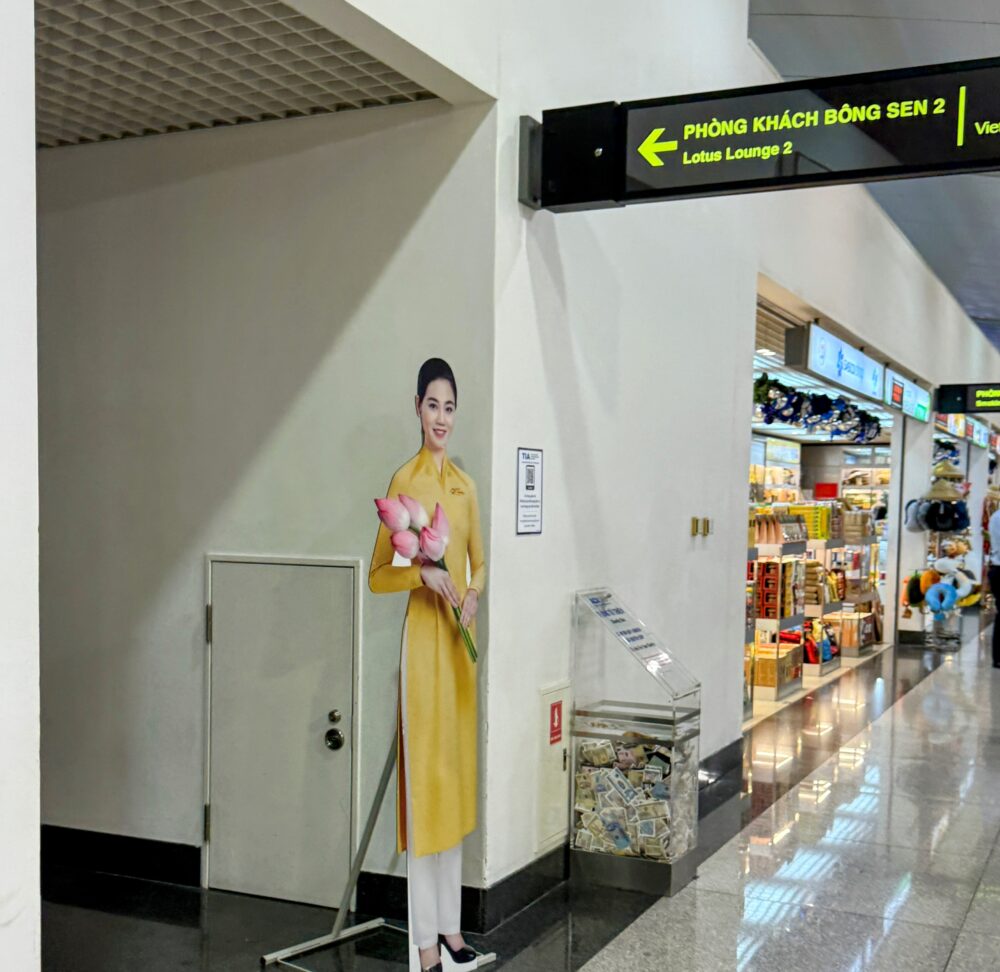 2階ロータスラウンジ2への通路。天井の案内板とアオザイ姿のパネルが目印。