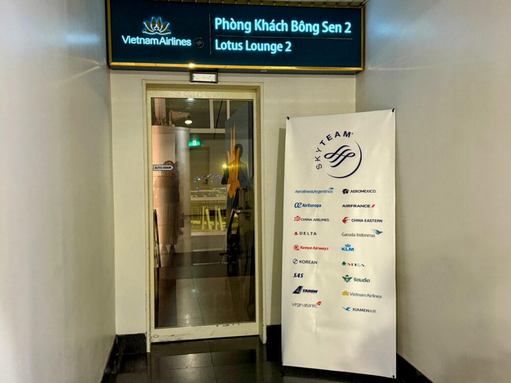 2階にあるベトナム航空ロータスラウンジ2のエントランス。入り口はやや狭く、スカイチームのバナーがある。