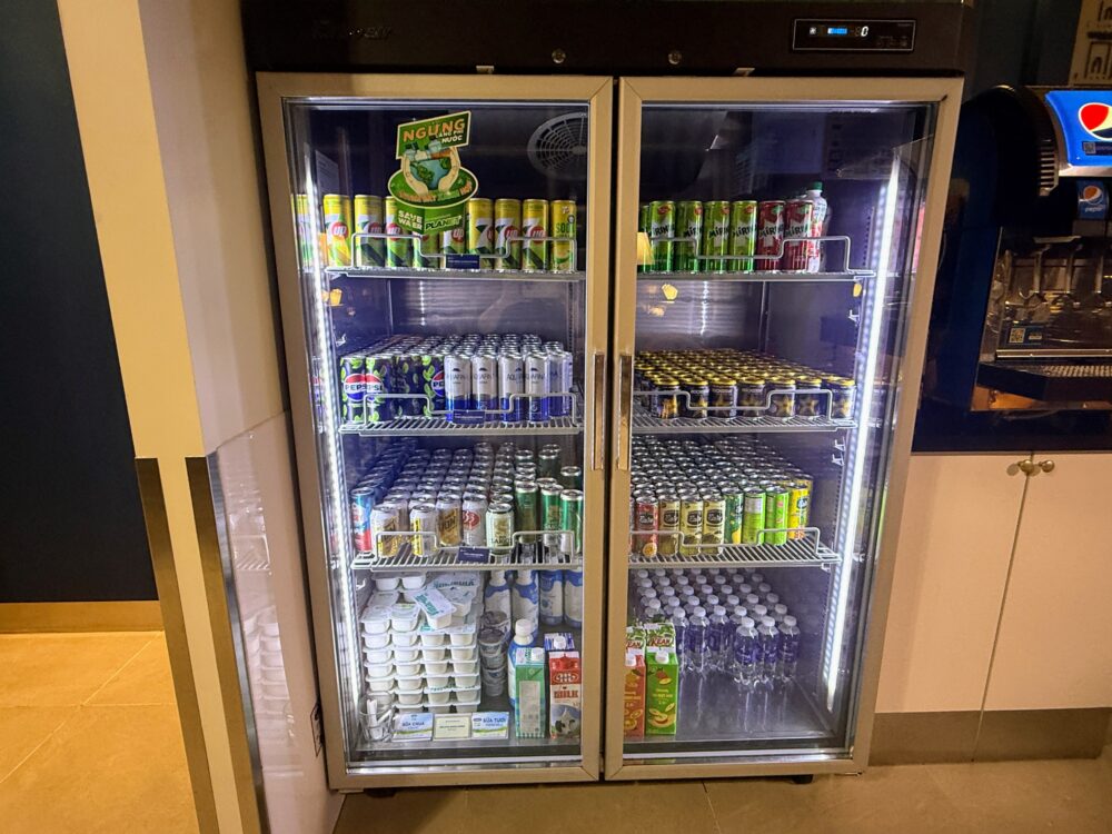 ロータスラウンジのドリンク冷蔵庫。ベトナムビールの333、ビアサイゴン、タイガービールや、ミネラルウォーター、ヨーグルトが並ぶ。