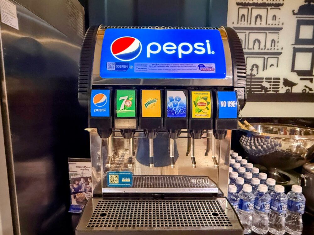 ペプシ、7UP、ミリンダなどが選べるソフトドリンクのディスペンサー。