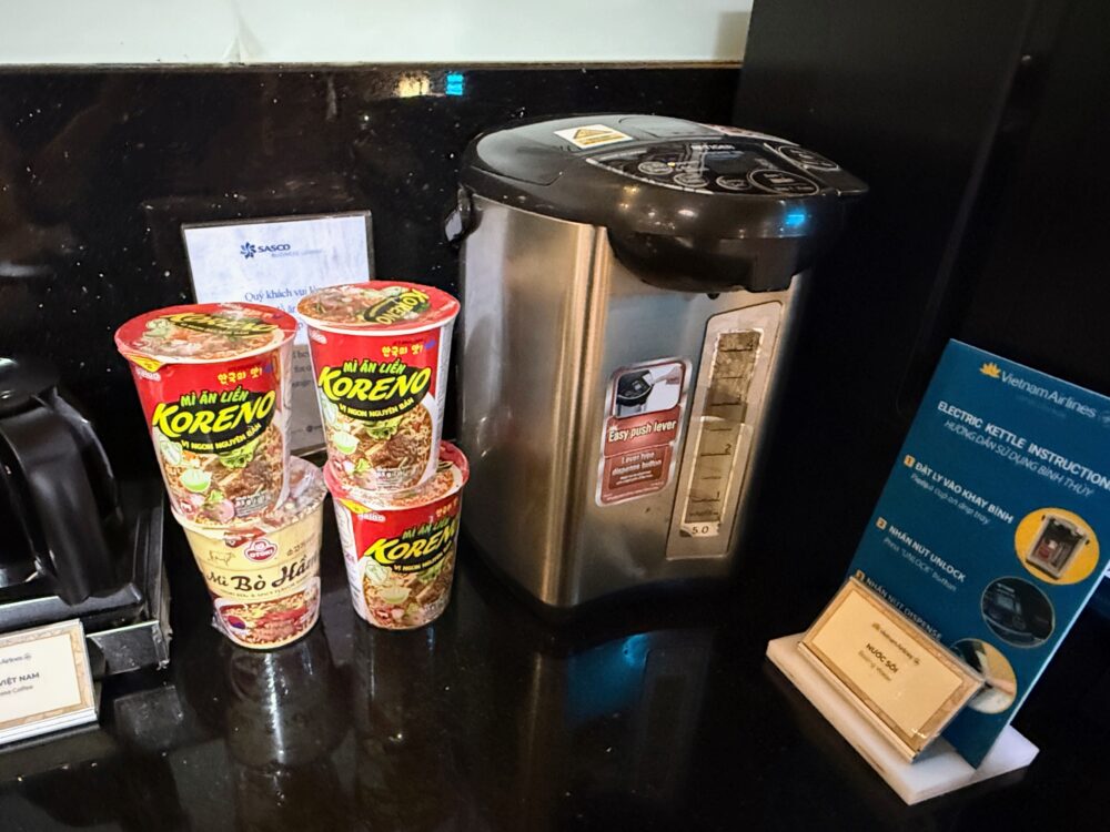 ラウンジに用意されたカップラーメン（KORENOなど）と給湯ポット