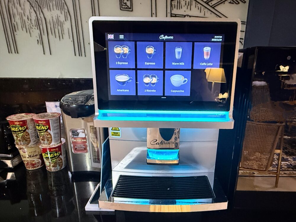 エスプレッソやカフェラテが選べるタッチパネル式のコーヒーマシン。