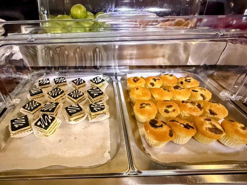 ショーケースに並んだ一口サイズのケーキやマフィンなどのスイーツ。