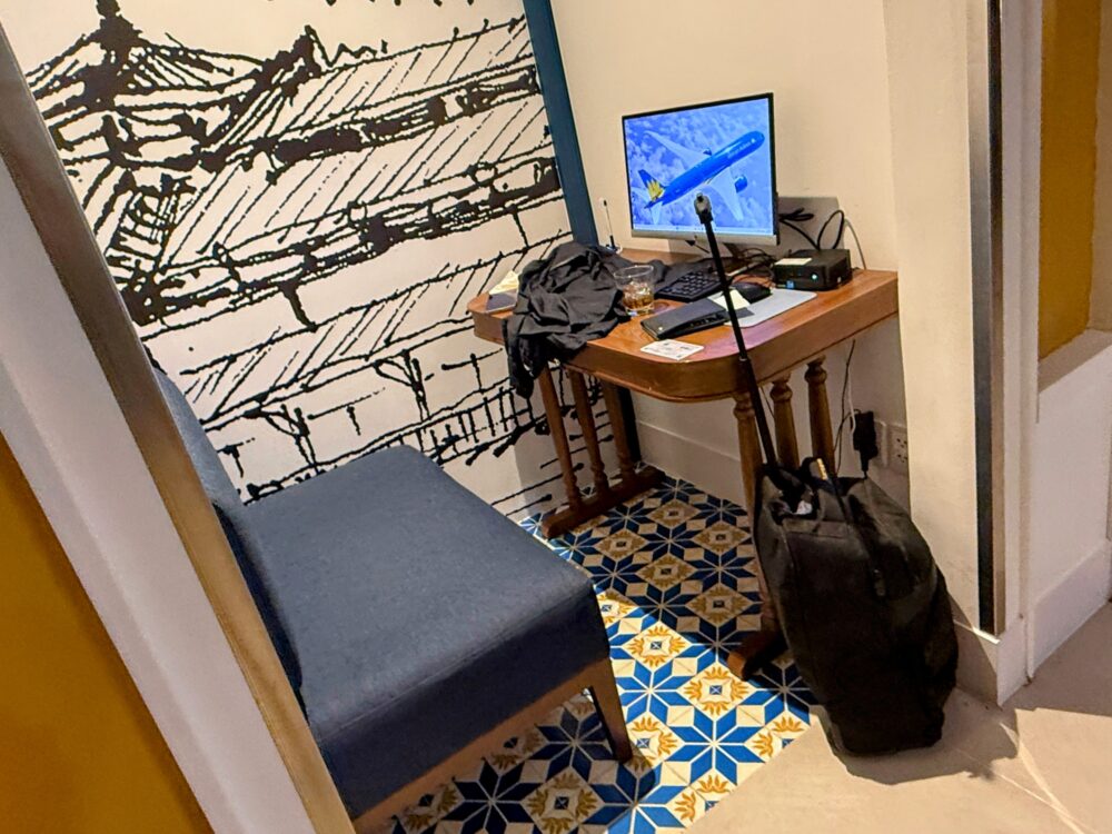 ロータスラウンジ2にあるビジネスコーナー。デスクトップパソコンが設置されているが、席数は少なく混雑している。