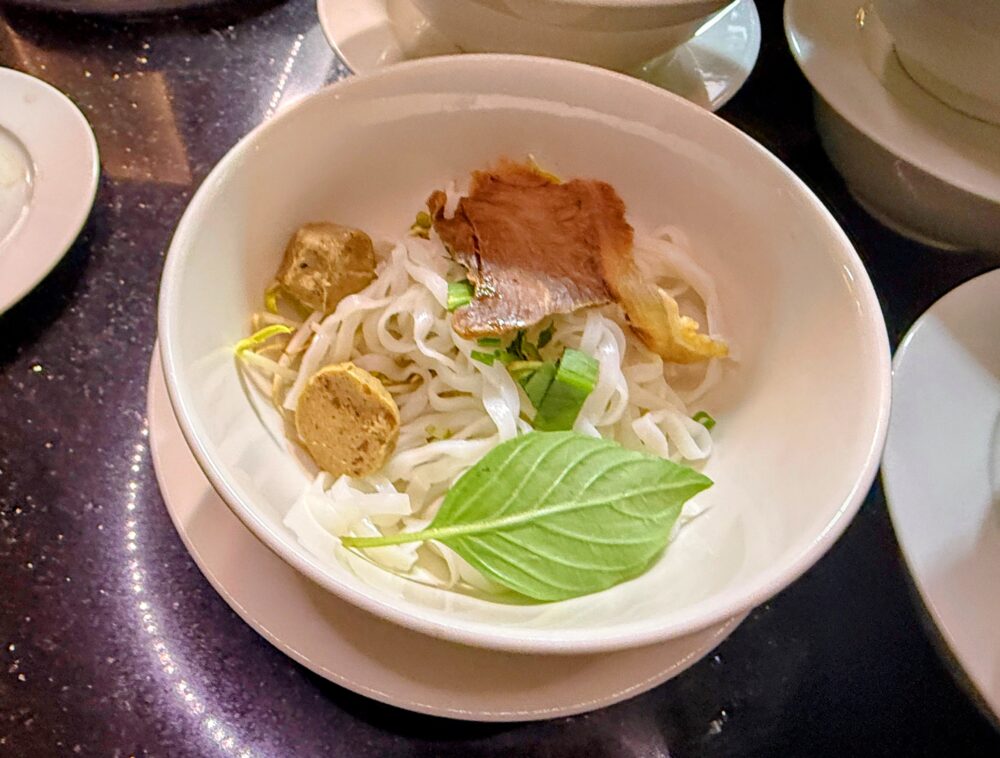 ロータスラウンジのフォーコーナー。麺、牛肉、肉団子があらかじめ盛り付けられた白い丼。