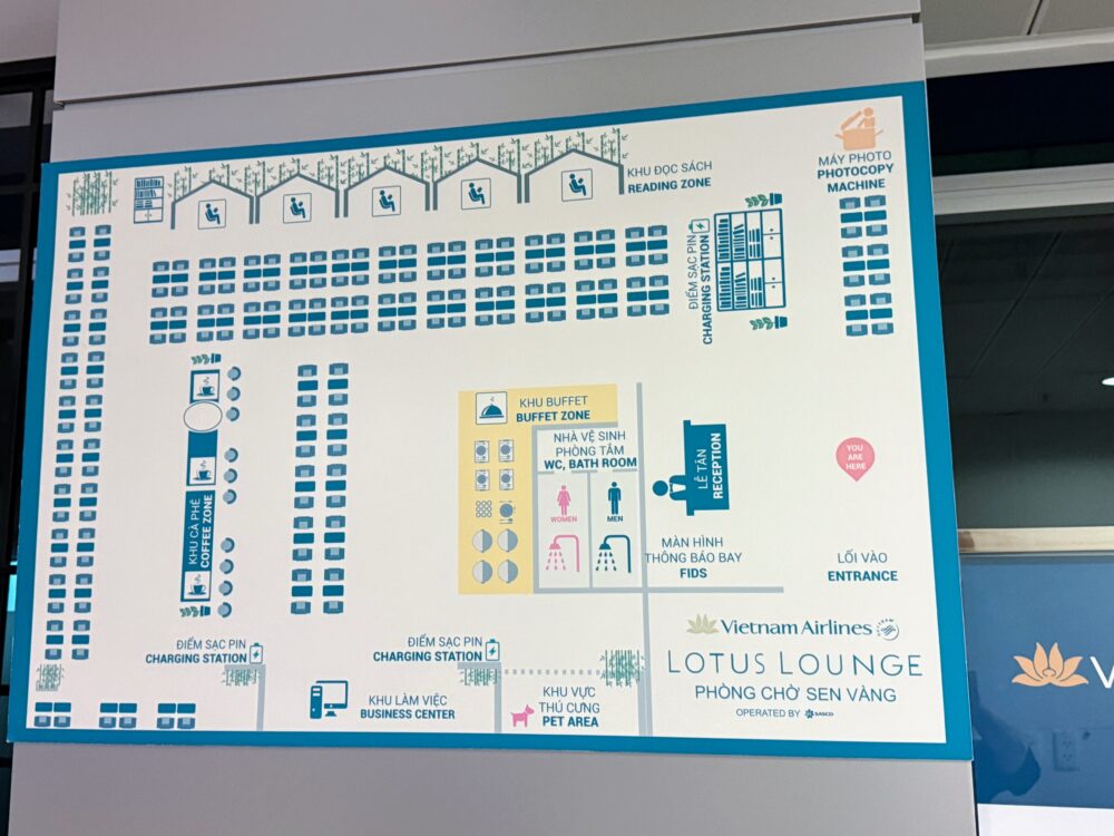 ロータスラウンジのフロアマップ看板。充電ステーション（CHARGING STATION）やシャワー室の場所が記載されている。