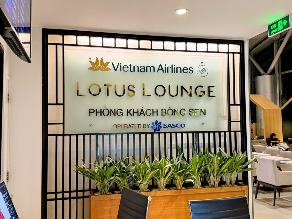 ホーチミン空港ロータスラウンジ1（3階）のエントランス。モダンなガラスの看板。