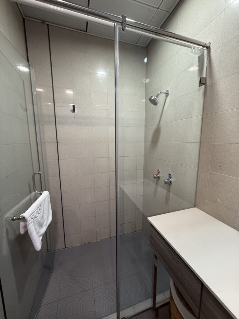 ロータスラウンジ1のシャワーブース。ガラス張りで清潔感があり、タオルも用意されている。