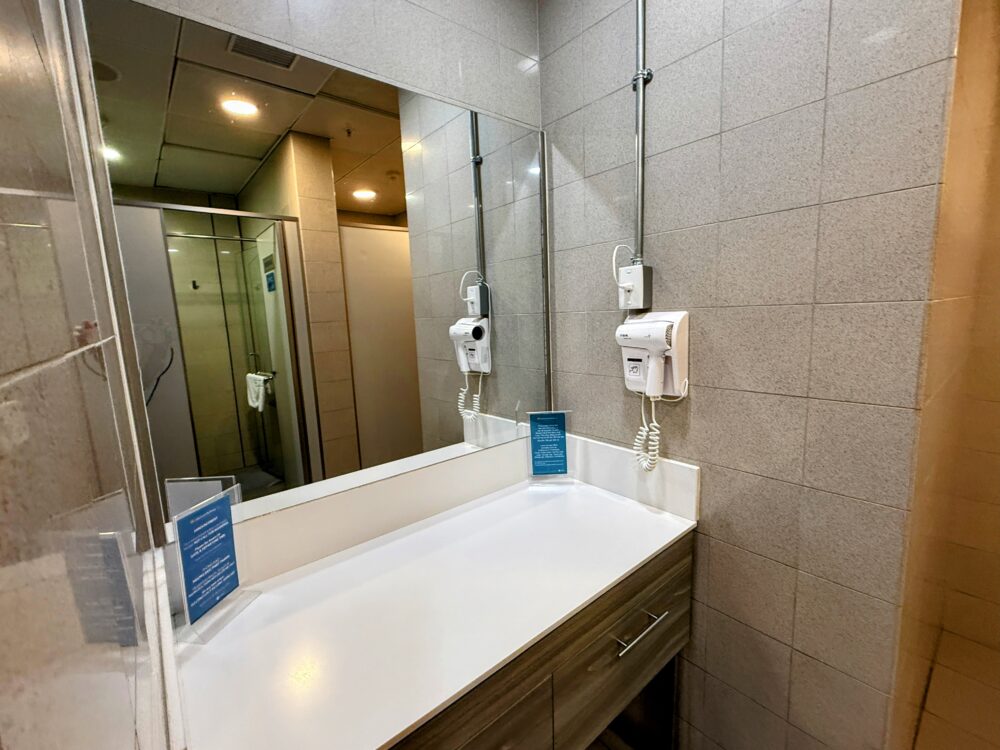 ロータスラウンジ1（3階）のシャワールーム内にある洗面台。清潔でドライヤーも完備されている。