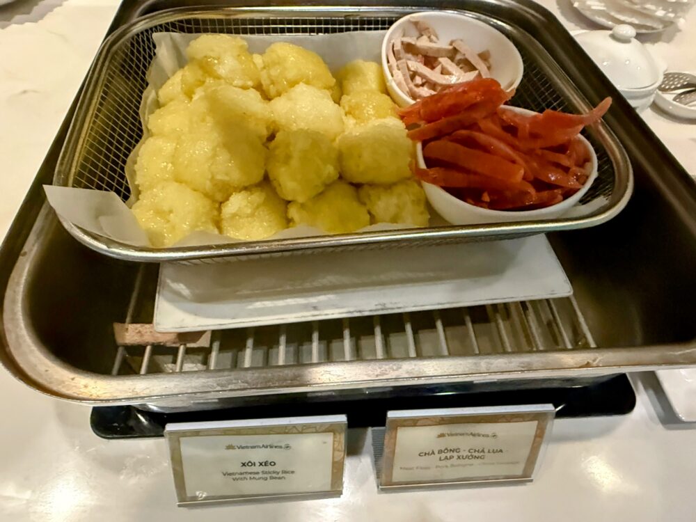 ベトナムの伝統的なおこわ「ソイ・セオ（Xoi Xeo）」。黄色い緑豆のおこわとトッピング。