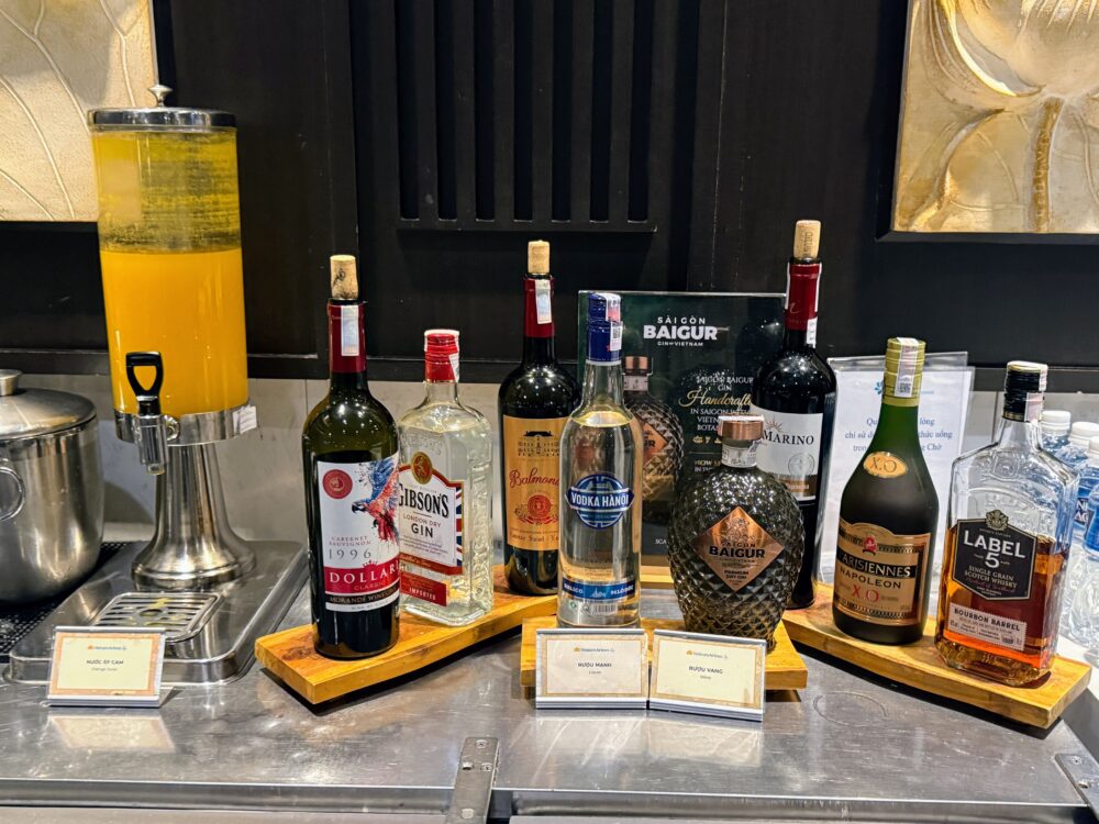 ウイスキーやジンが並ぶアルコールカウンター。ベトナム産の「ハノイウォッカ」や「サイゴンバイガー（ジン）」も置かれている。