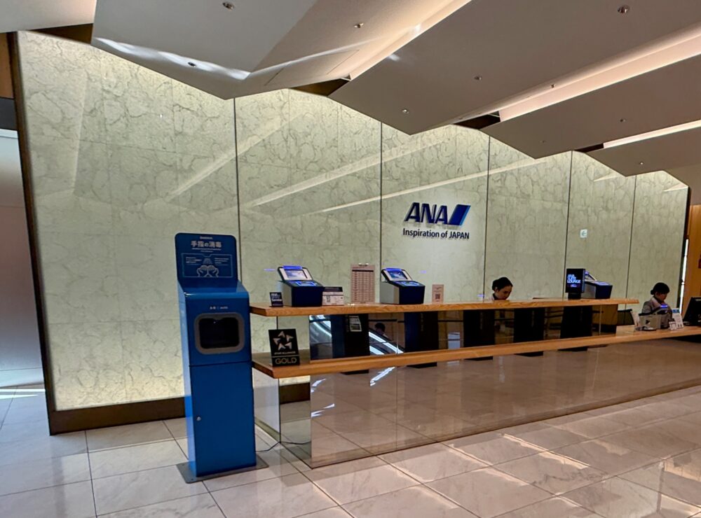 福岡空港のANAラウンジとANAスイートラウンジ共通の受付カウンター（レセプション）