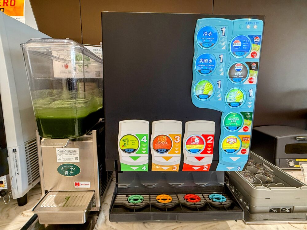 ペプシなどの炭酸飲料サーバーと、キューサイの青汁（ケール100%）専用サーバー。